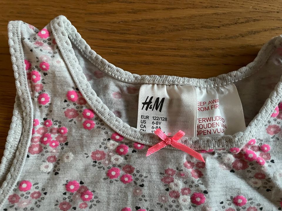 2 H&M Unterhemden Gr. 122/128 in Haar