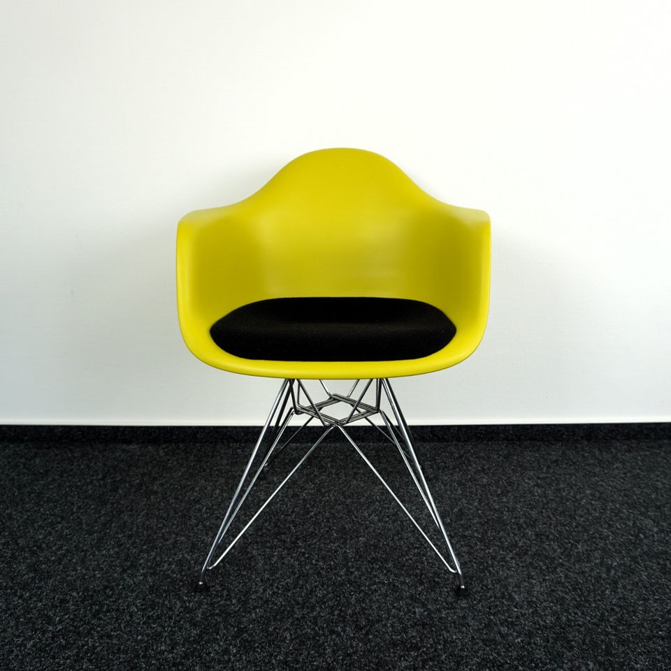 Vitra Eames DAR Design Stuhl | Besprechungsstuhl | gelb | schwarz in Mehringen