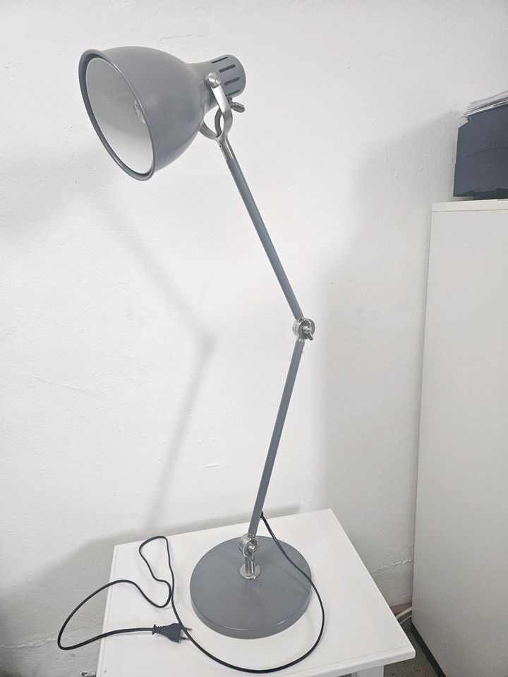Schreibtischlampe Stehleuchte grau Ikea in Lilienthal