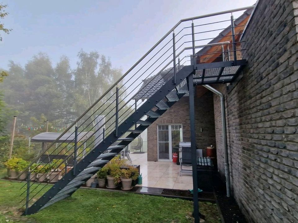 Stahltreppe WPC Außentreppe Metalltreppe Balkon in Bremen