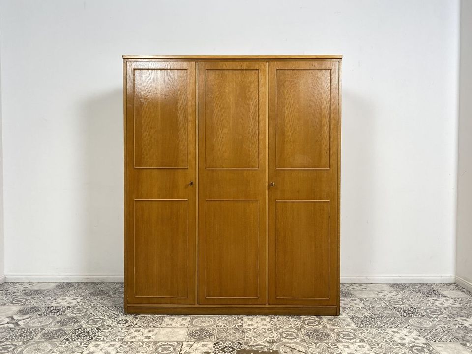 WMK Formschlichter und raumaufhellender Mid-Century Kleiderschrank aus vollem Holz aus 1956 mit Zierleisten und perfekter Aufteilung # Schrank Wäscheschrank Wardrobe Schlafzimmerschrank Retro Vintage in Berlin