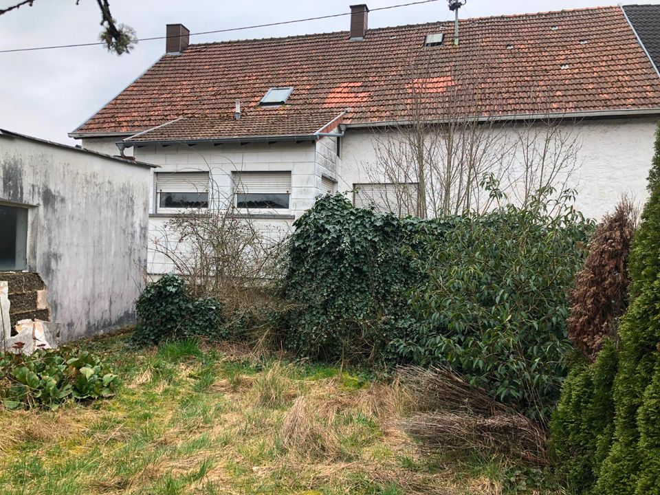 Einseitig angebautes Bauernhaus mit kleinem Stall und Garten im schönen Bliesgau in Gersheim