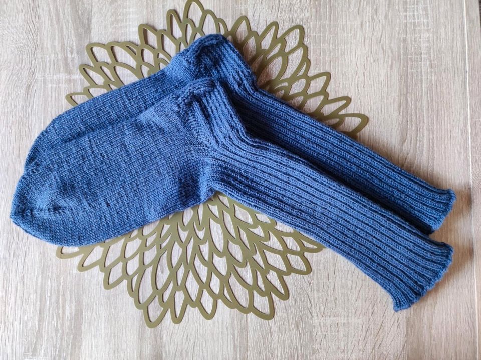 Handgestrickte Socken NEU blau Größe 46-48 in Trabitz