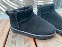 Ultra low mini Boots, schwarz, Neu. Gr. 41 bzw eher 40 Frankfurt am Main - Nieder-Eschbach Vorschau