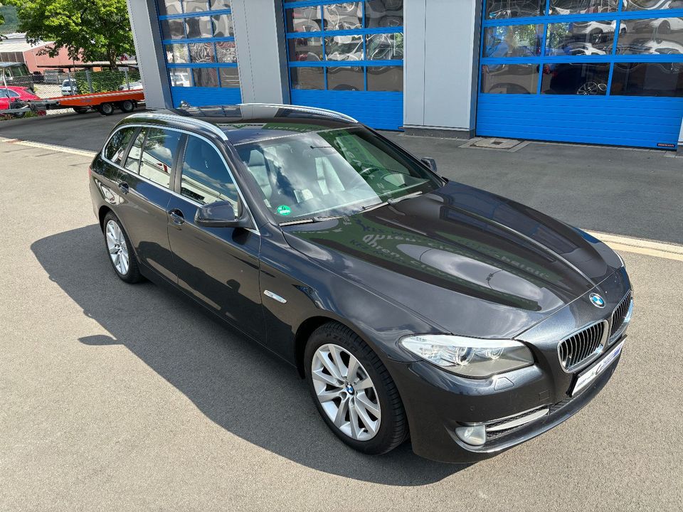 BMW 520d Touring Aut BiXenon Navi Standheizung Leder in Schmallenberg