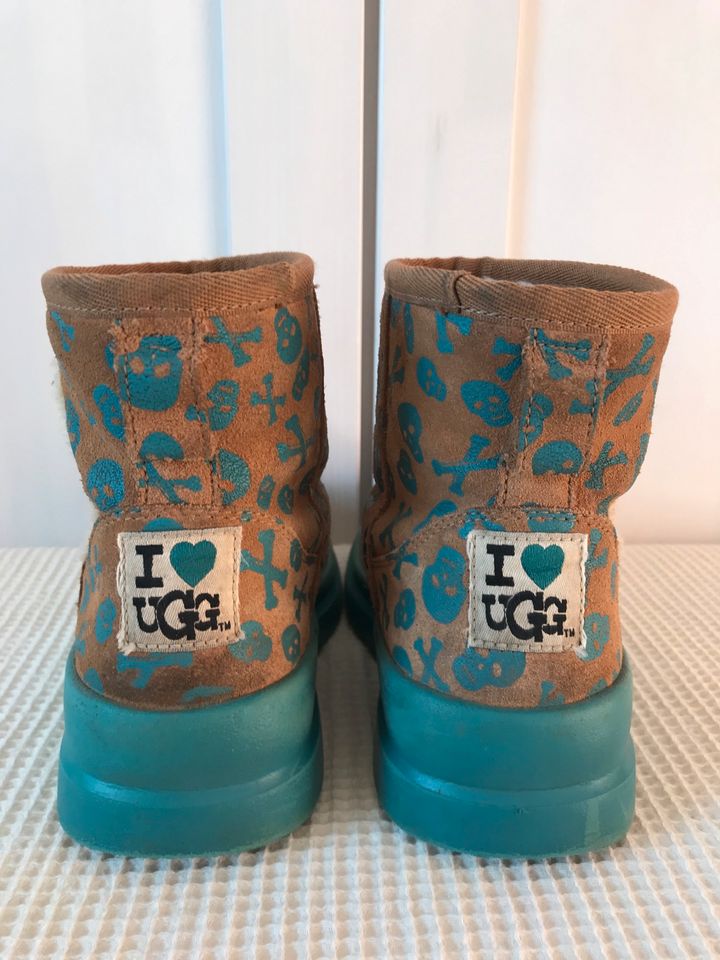 Supercoole I❤️UGG Boots „Totenköpfe“ 32 in Friedberg