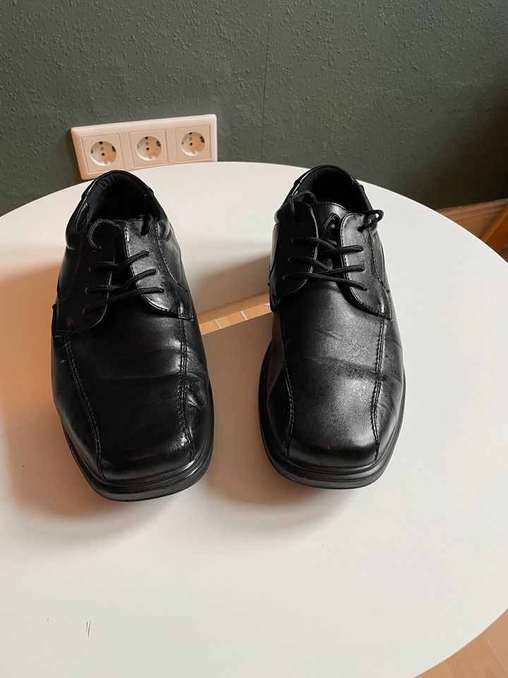 Schwarze Herren Lack Schuhe in Solingen