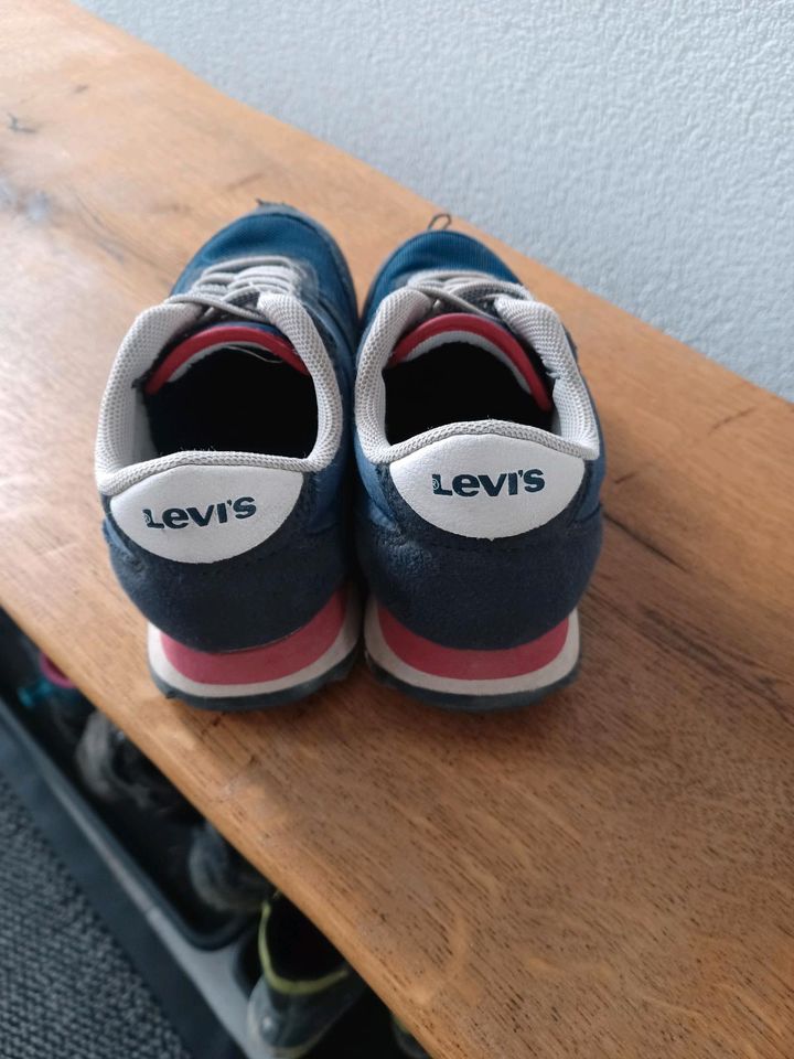 Turnschuhe von Levis in der Größe 28 in Wirschweiler