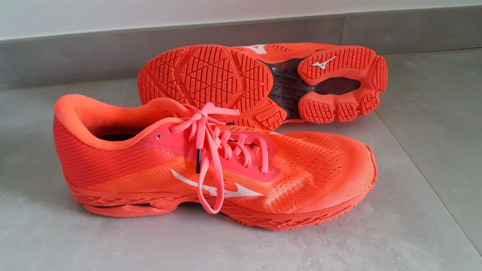 Orangene Mizuno Sportschuhe in Leichlingen