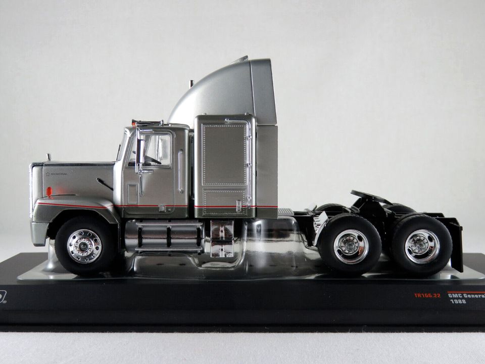 IXO TR166.22 GMC General SBFA Zugm. (1988) in silber/grau 1:43 in Bad Abbach