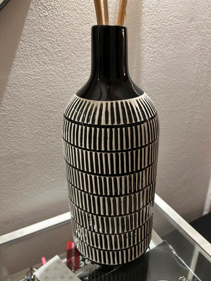 schwarz weiß gemusterte Vase mit Pampasgras in Köln