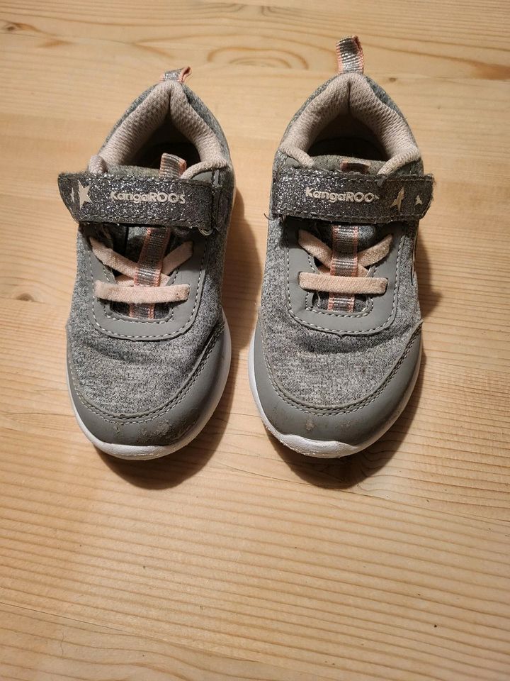 Mädchen Schuhe Sportschuhe Größe 23/24 in Oberau