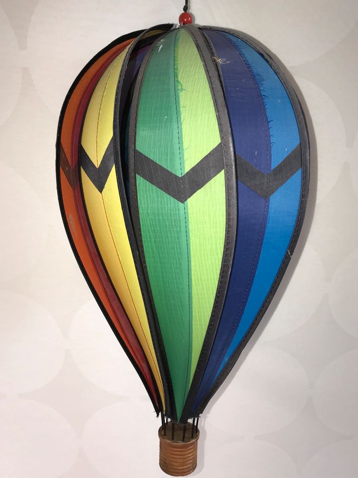 Windspiel Ballon Regenbogenfarben in Aerzen