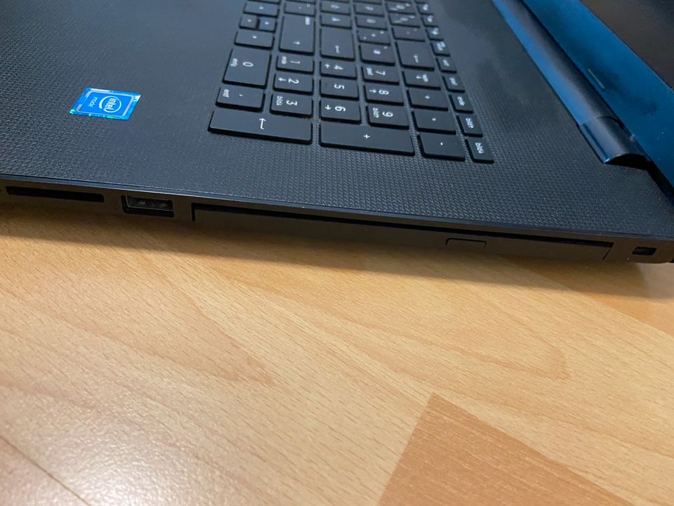 HP Laptop mit Ladekabel in Herbolzheim