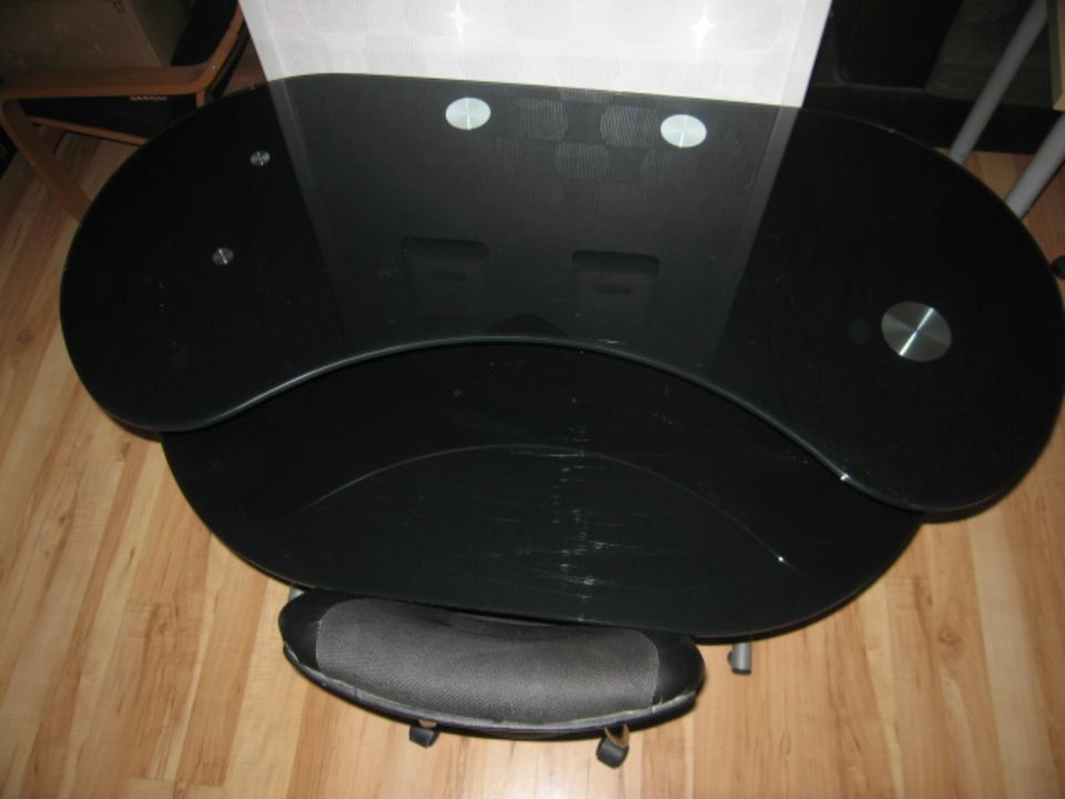 Glas-Schreibtisch mit Stuhl in Großenaspe