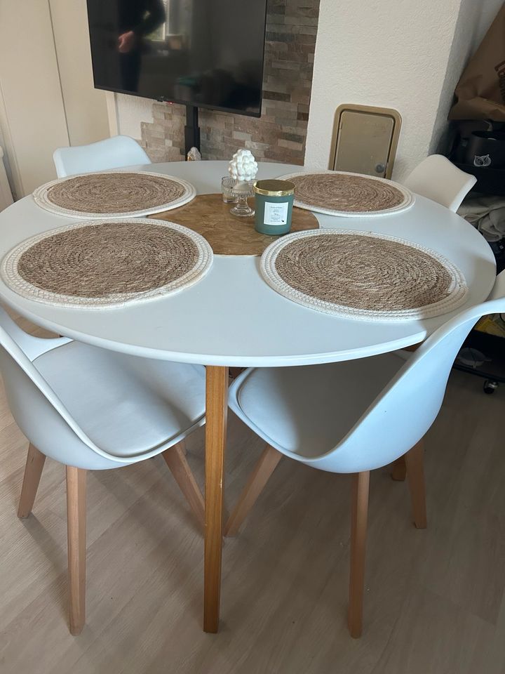 Tisch mit 4 Stühlen in Murg