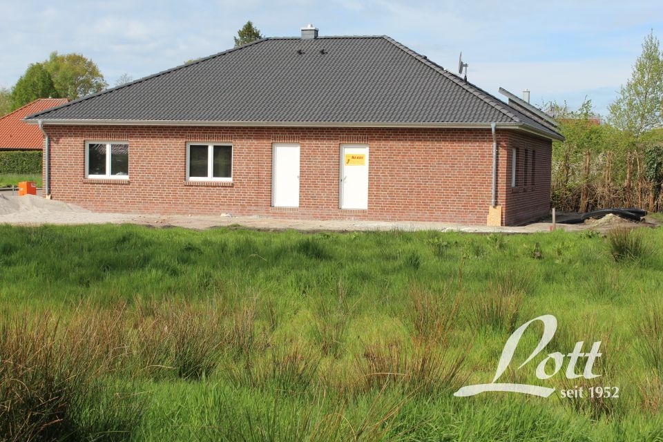 **Neubau - Bungalow-Haushälfte in direkter Ortskernlage!** in Apen