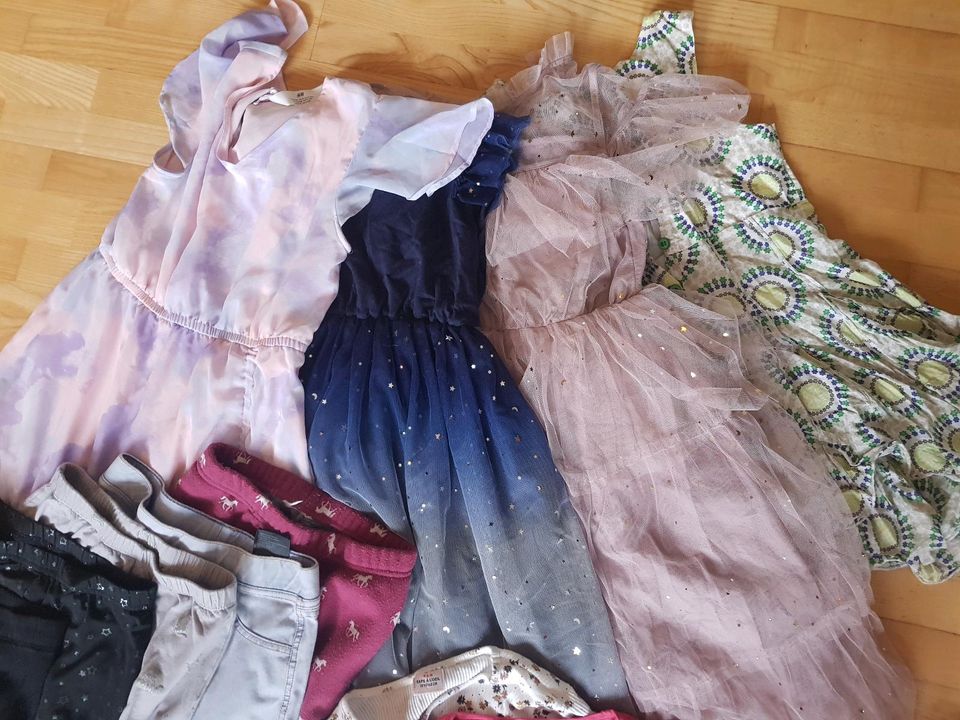Kleidungspaket 140 Mädchen 23 Teile Kleid Hose Pulli in Hamburg