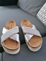 Tamaris Pantolette Gr.40 Silber Weiss beige Leder Fußbett Nordrhein-Westfalen - Rödinghausen Vorschau