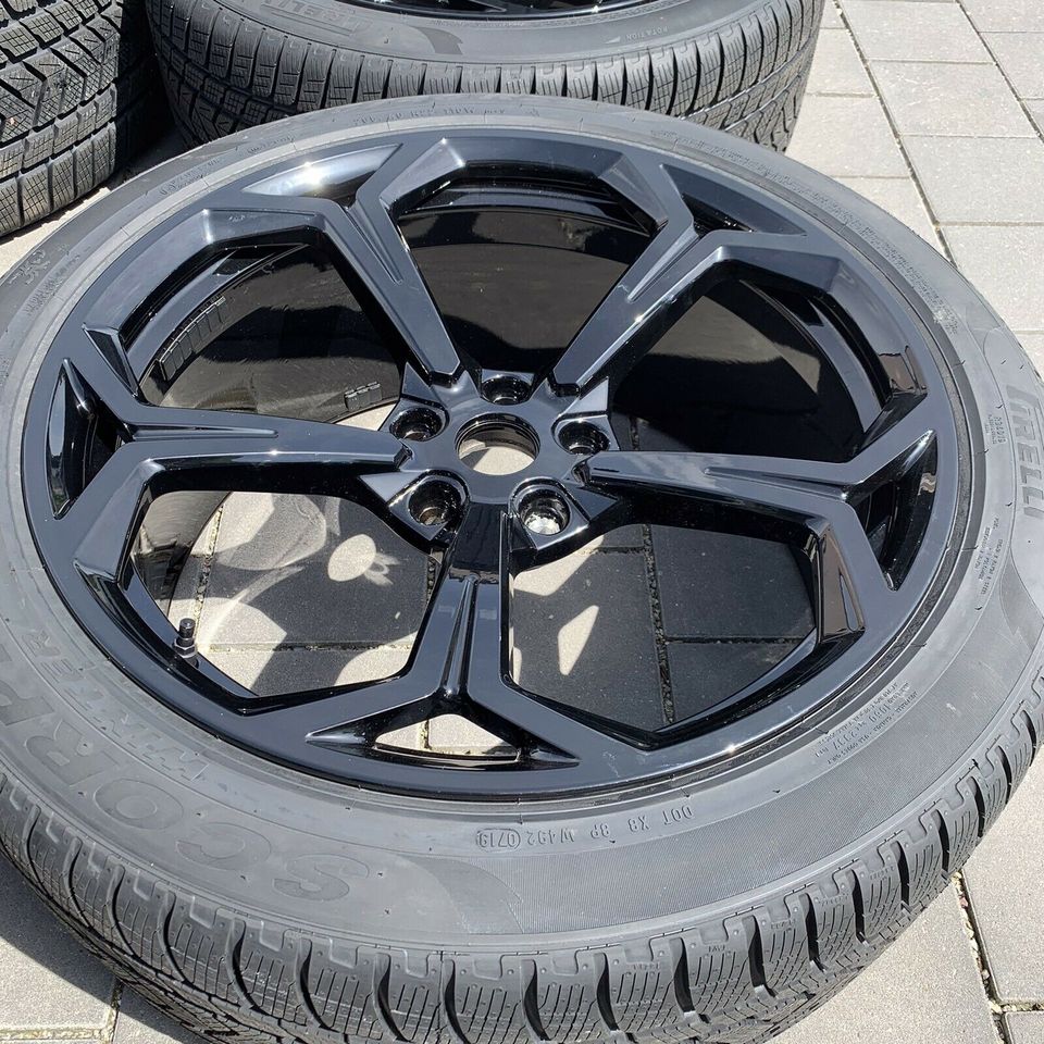 Neue Lamborghini urus 22 zoll Winter Pirelli Räder schwarz Glanz in Kuchen