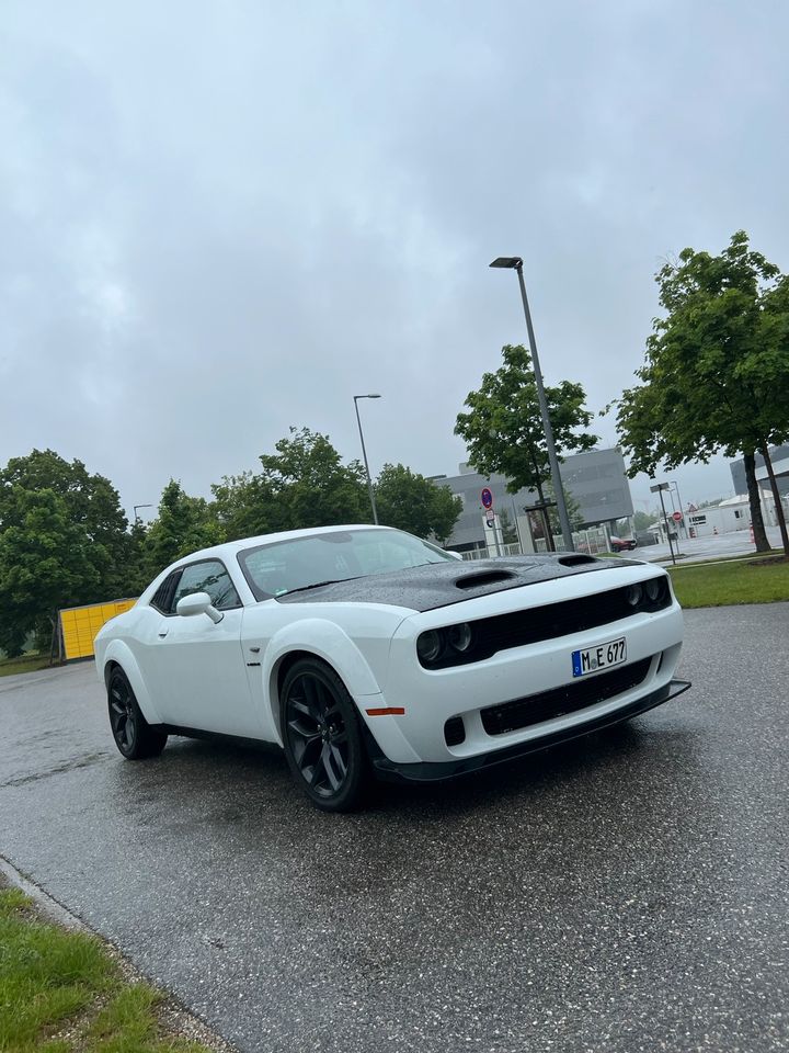 Dodge Challenger rt v8 hemi mieten ohne Kreditkarte ab 19 Jahren in München