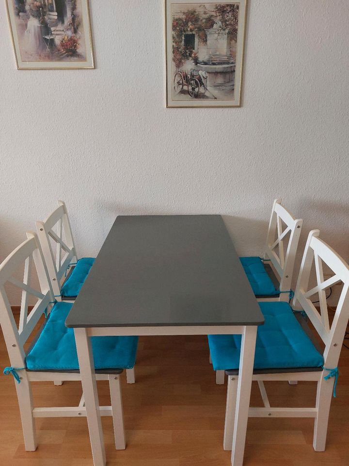 Tisch + 4 Stühle Grau / weiß + Sitzkissen blau in Leipzig