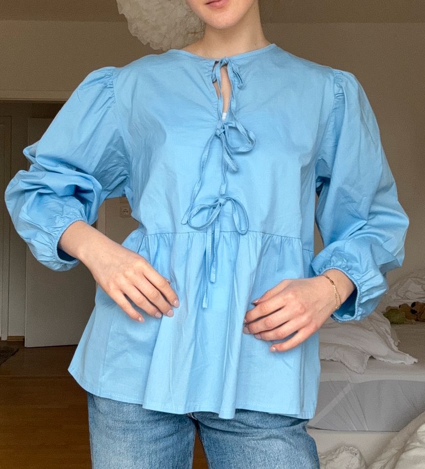 Bluse mit Schleifen und Peplum wie von Ganni babyblau neu in Düsseldorf