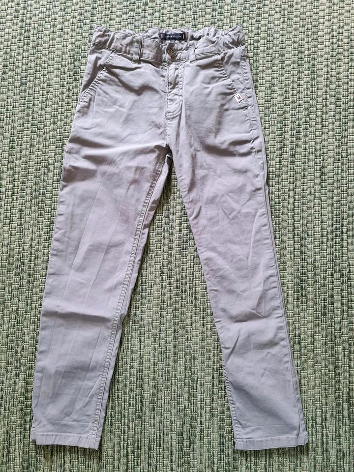 Tommy Hilfiger Chino Gr.128 Junge in Buxtehude