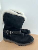 UGG Modell "k nessa" Kinderstiefel Lammfell, Größe 36 München - Allach-Untermenzing Vorschau