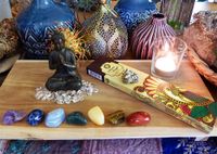 Yoga Altar mit Trommelsteinen Pyritstufe Buddha Räucherstäbchen Nordrhein-Westfalen - Langenfeld Vorschau