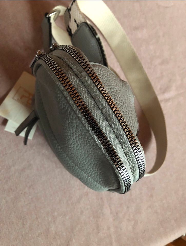 Umhängetasche Crossbody-Bag , Kunstleder, Neu Farbe: Grau in Schaafheim