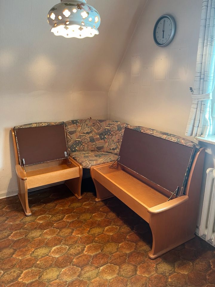 Eckbank mit Tisch und zwei Stühlen in Hünstetten