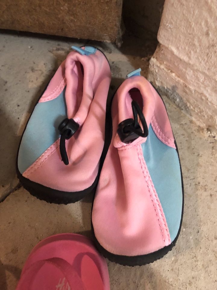 Schuhe Stiefel Strandschuhe Sandalen in Höxter