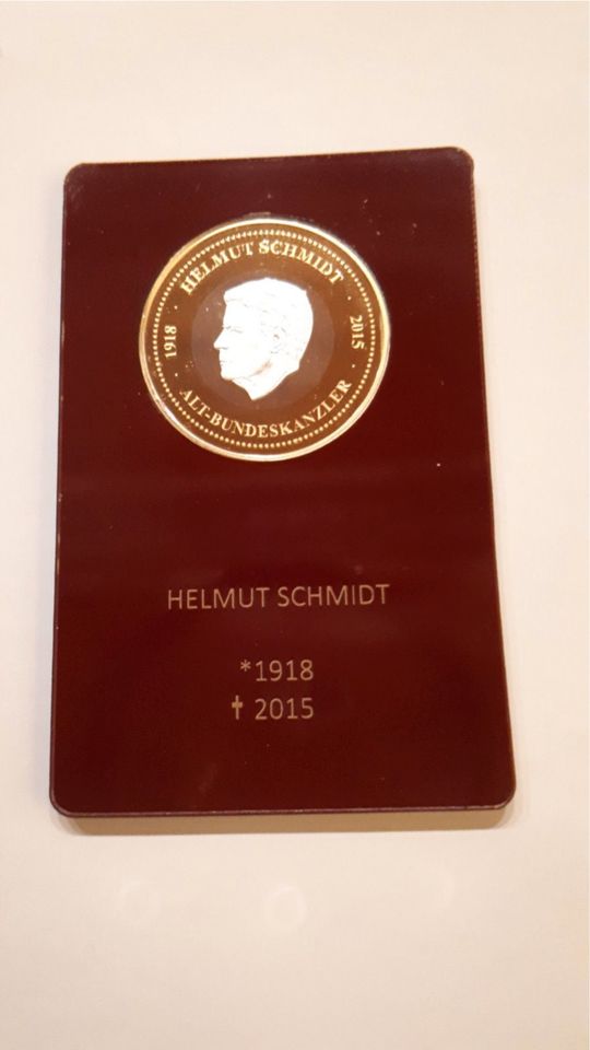 Gedenkprägung Helmut Schmidt mit 24 Karat Goldveredelung in Mönchengladbach