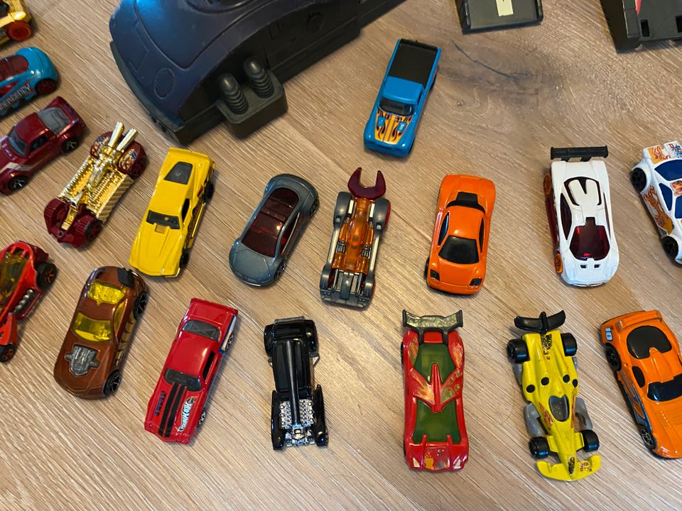 Hotwheels 27 Autos und 1 LKW - Garage als Zugabe in München