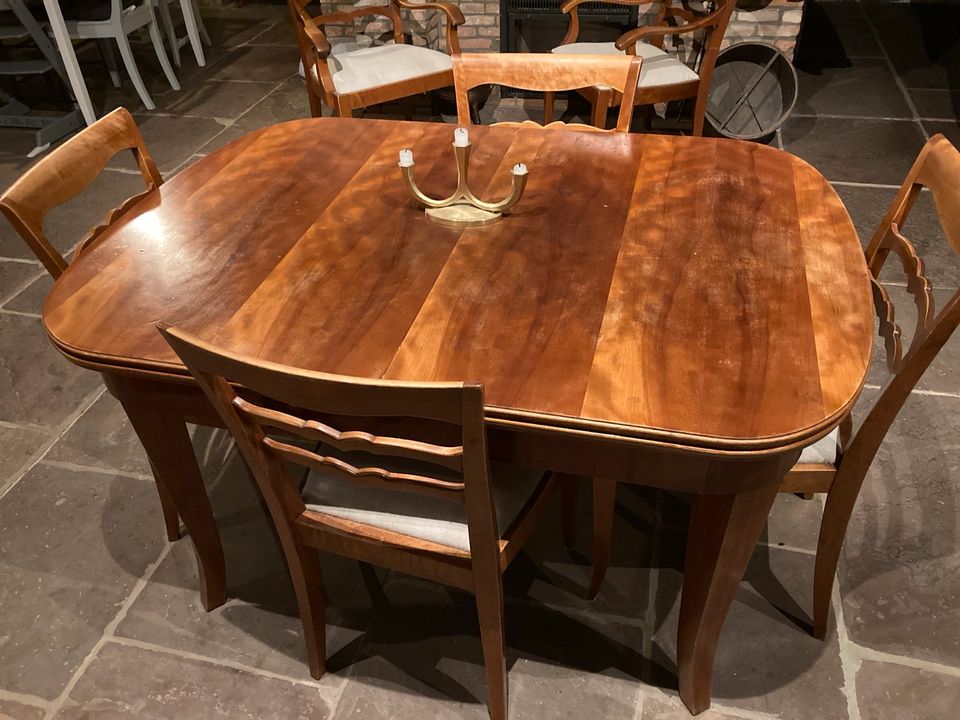 Alter Tisch, Stühle, Sessel, Buffettschrank/ Anrichte in Cadenberge