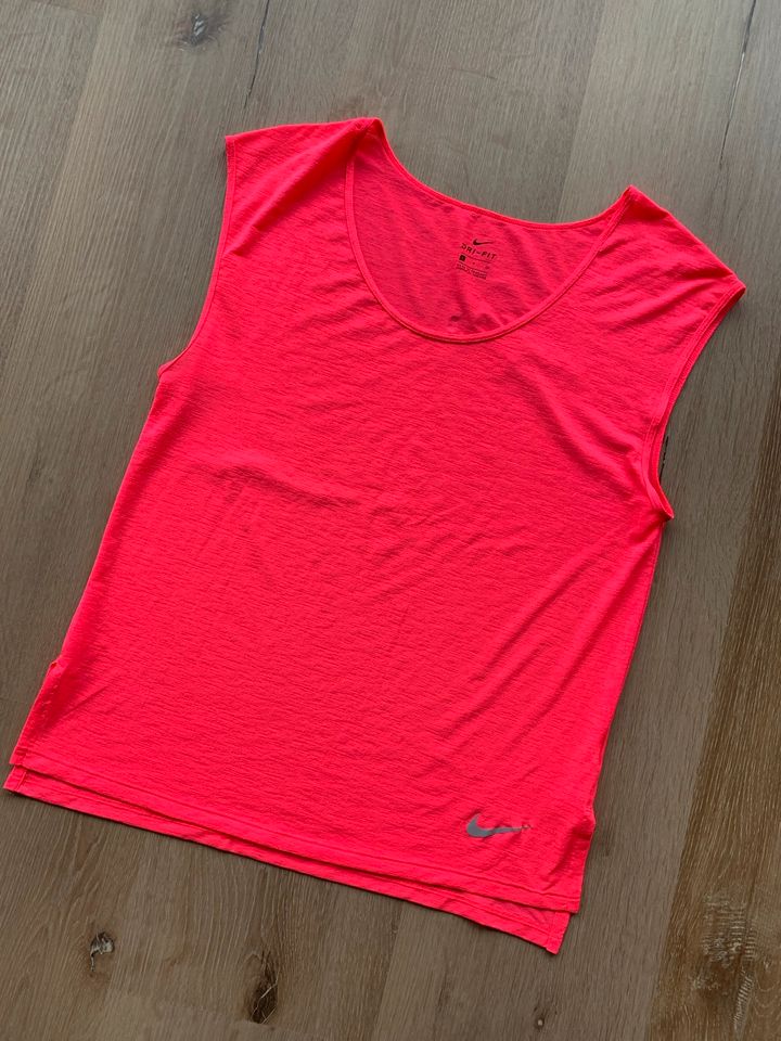 Luftiges Damen-Sport-Shirt von Nike, Größe S, leuchtend pink in Lemgo