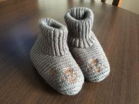 Gestrickte Schuhe Krabbelschuhe grau NEU Bayern - Marktredwitz Vorschau