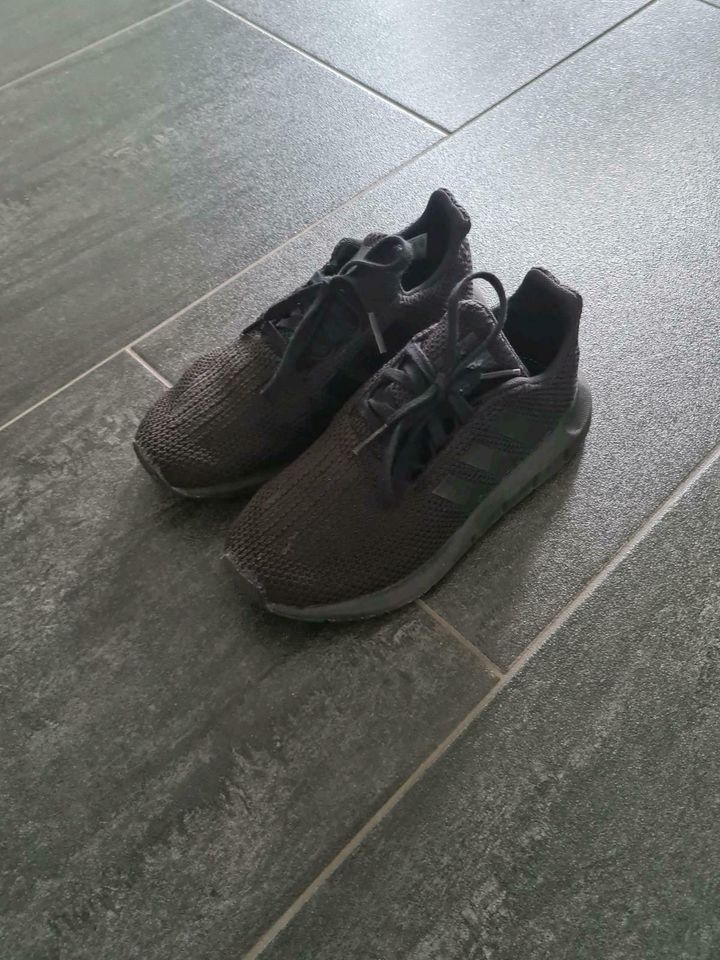 Adidas Schuhe Größe 33 in Pfakofen