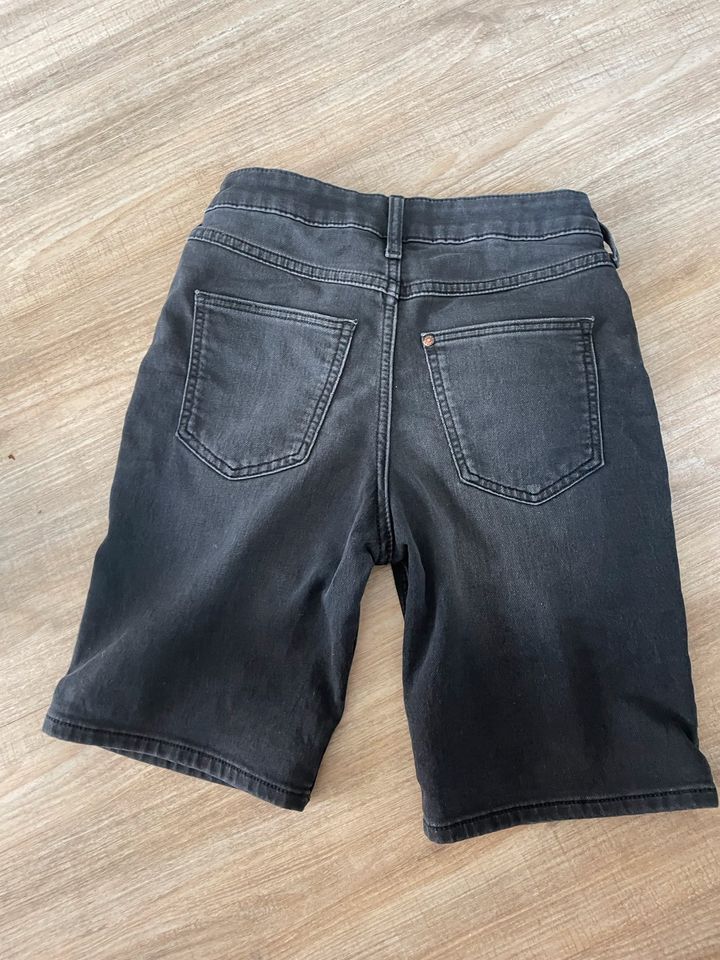 Jeansshorts H&M Gr. 146 in Olpe
