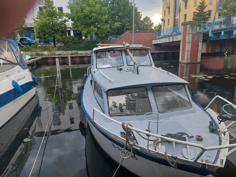 Kajutboot mit Liegeplatz am Yachthafen Henningsdorf in Berlin