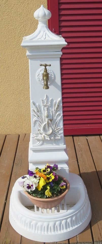 wunderschöner antiker gusseisener Standbrunnen weiß/antik in Bayerbach b Ergoldsbach