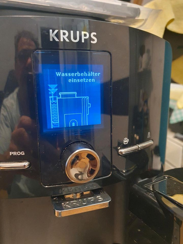 Krups EA 829810 Kaffeevollautomat defekt an Bastler in Berlin