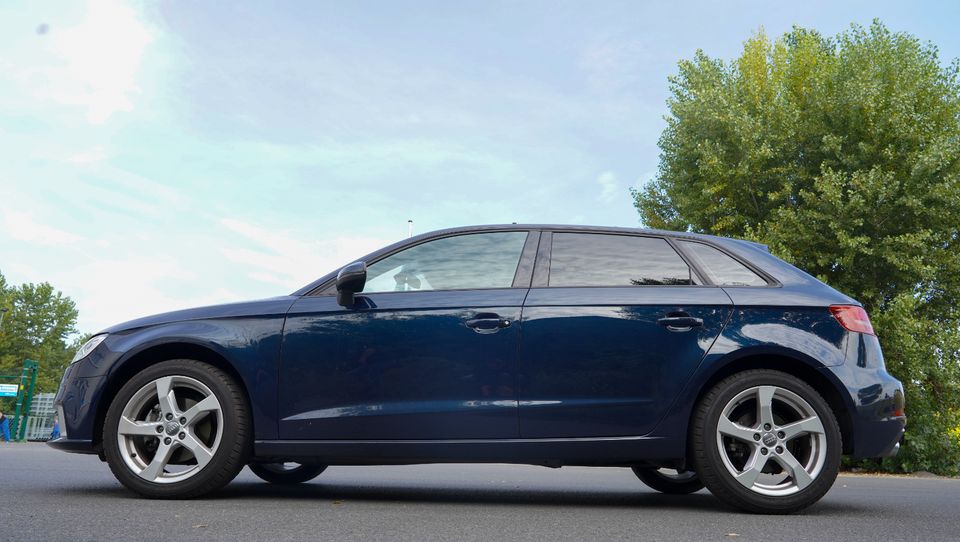 Auto mieten Autovermietung Mietwagen: Der neue Audi A3 in blau in Berlin