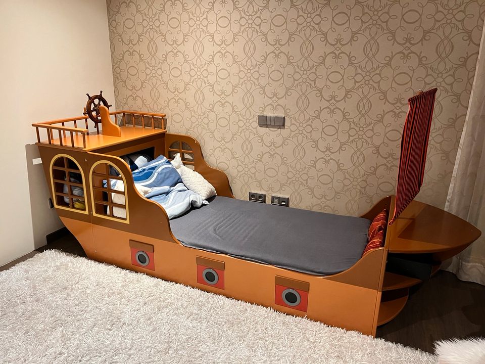 Kinder Piraten Zimmer Bett schränke usw in Messel