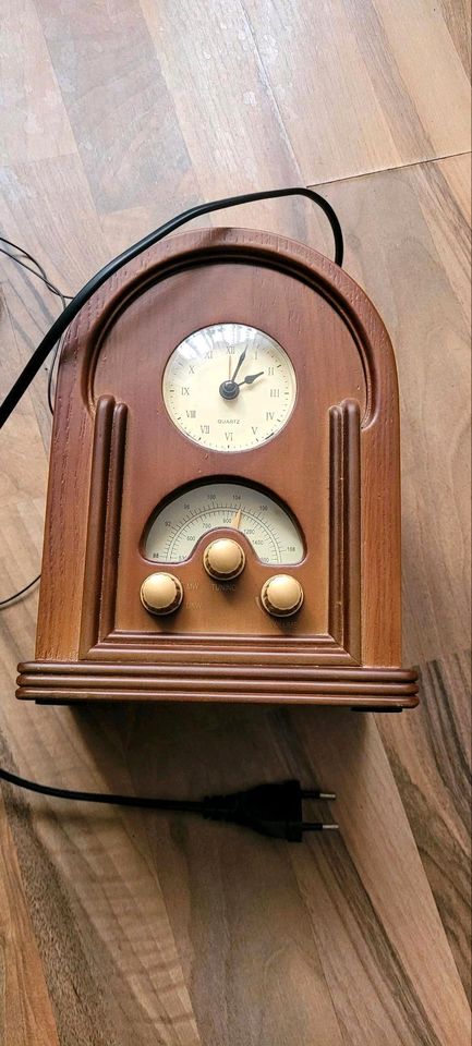 Antike Tisch Uhr mit Radio in Centrum