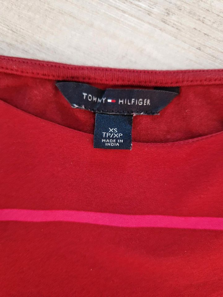 T-Shirt / Bluse von Tommy Hilfiger rot Gr. XS wie neu in Tetenhusen