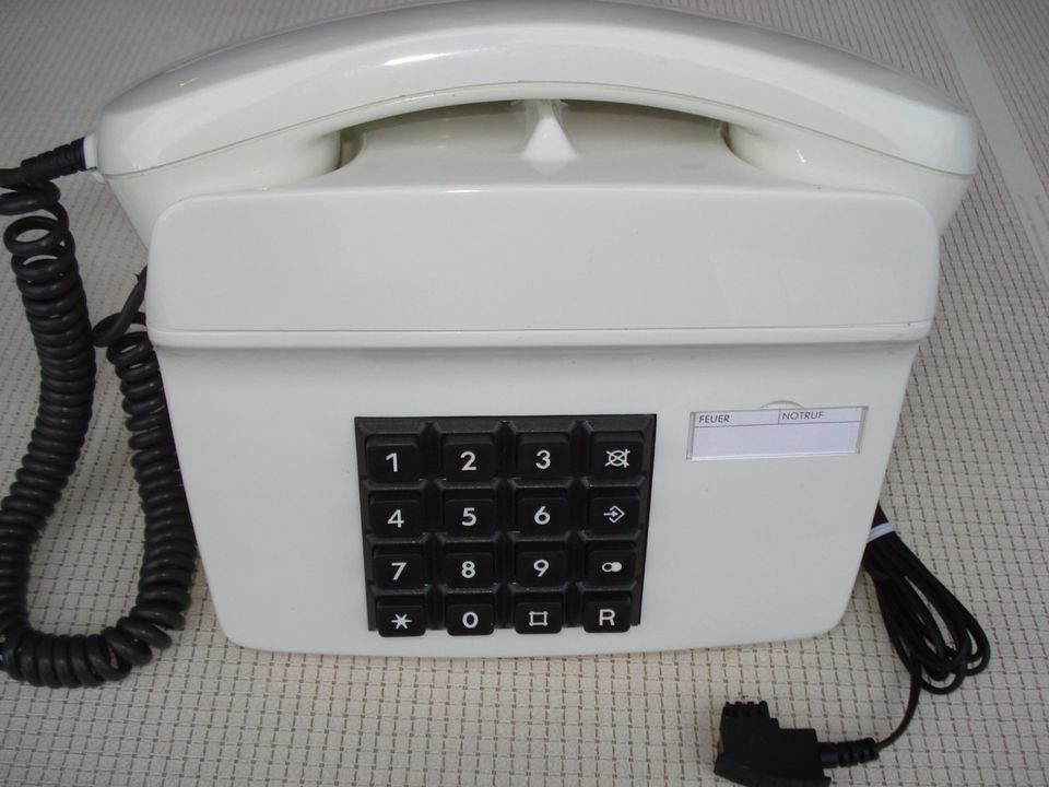 Tastenwandtelefon LX01 in weiß von der Deutschen Post in Waghäusel