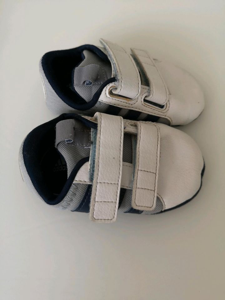 Adidas Babyschuhe Kleinkinder, Gr. 19, Krabbelschuhe, Hausschuhe in Braunschweig