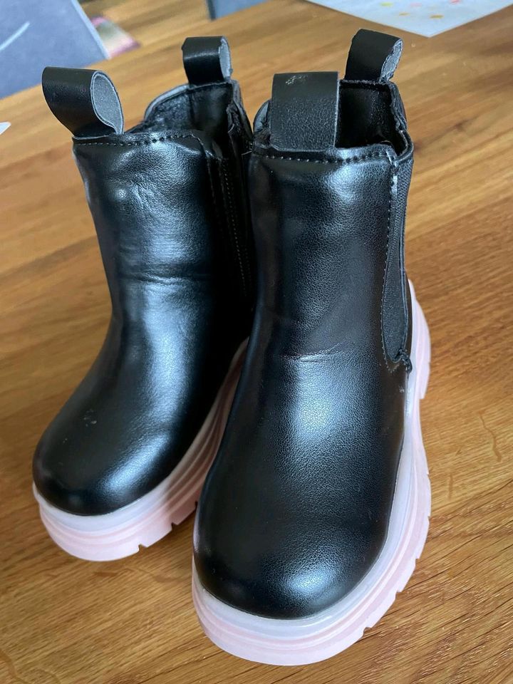 Trendige Boots Chelsea-Boots Mädchenstiefel Olivia Miller Girl in Eisenberg 